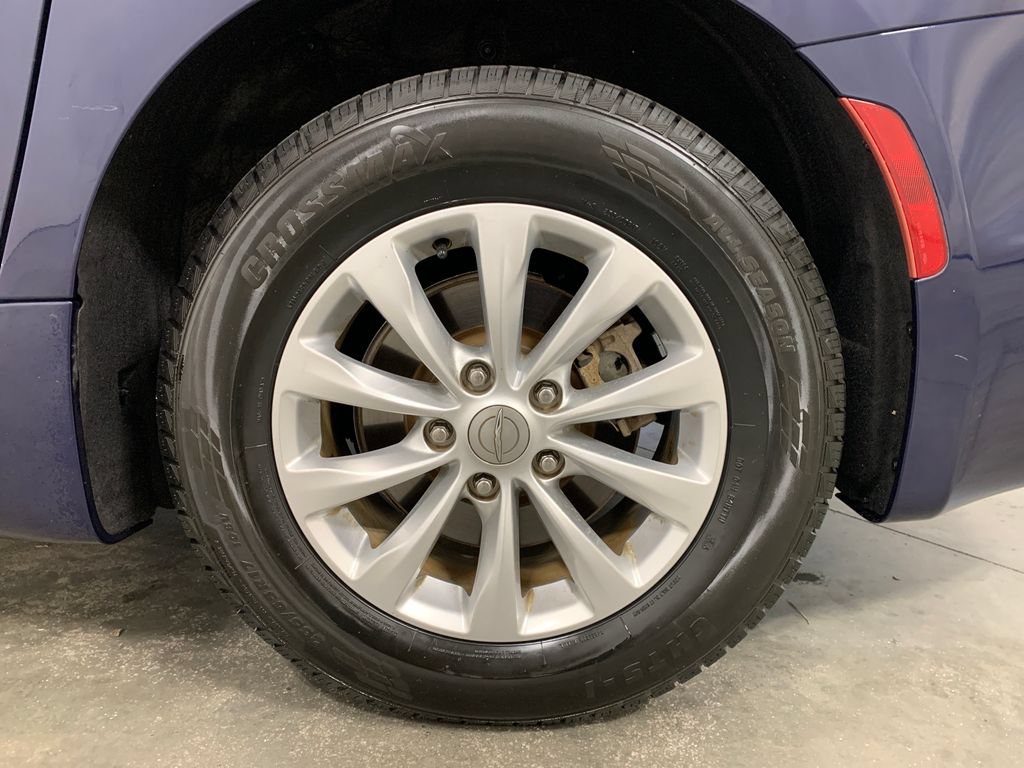 Used 2018 Chrysler Pacifica Touring-L FWD image 4
