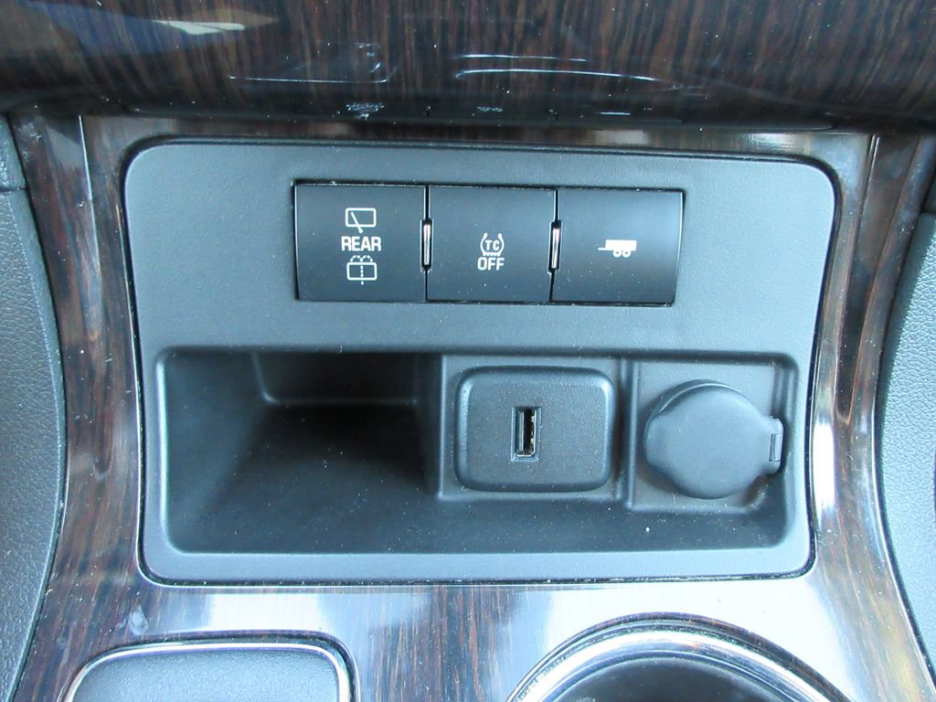 Certified 2017 Chevrolet Traverse LT FWD image 28