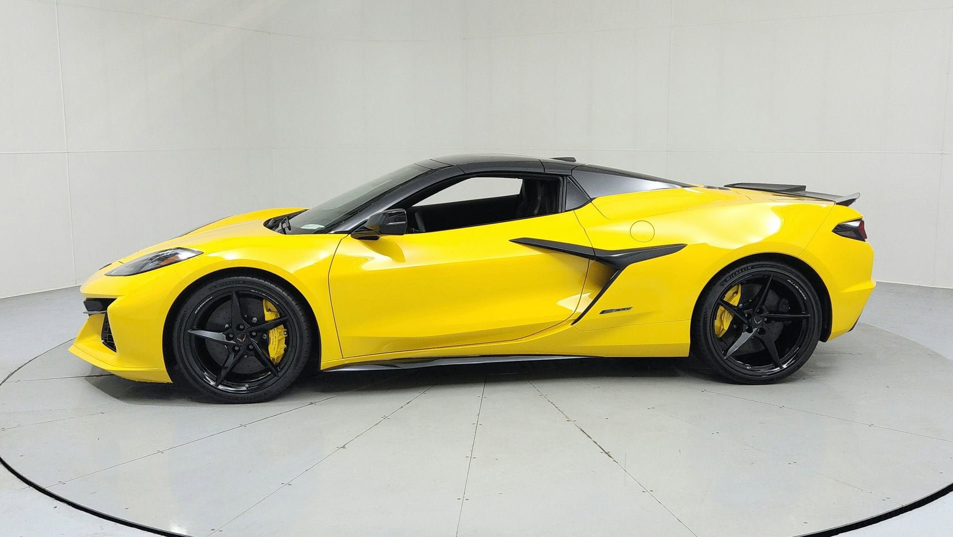 New 2025 Chevrolet Corvette E-Ray w/ Battery Protection Package AWD/4WD image 2