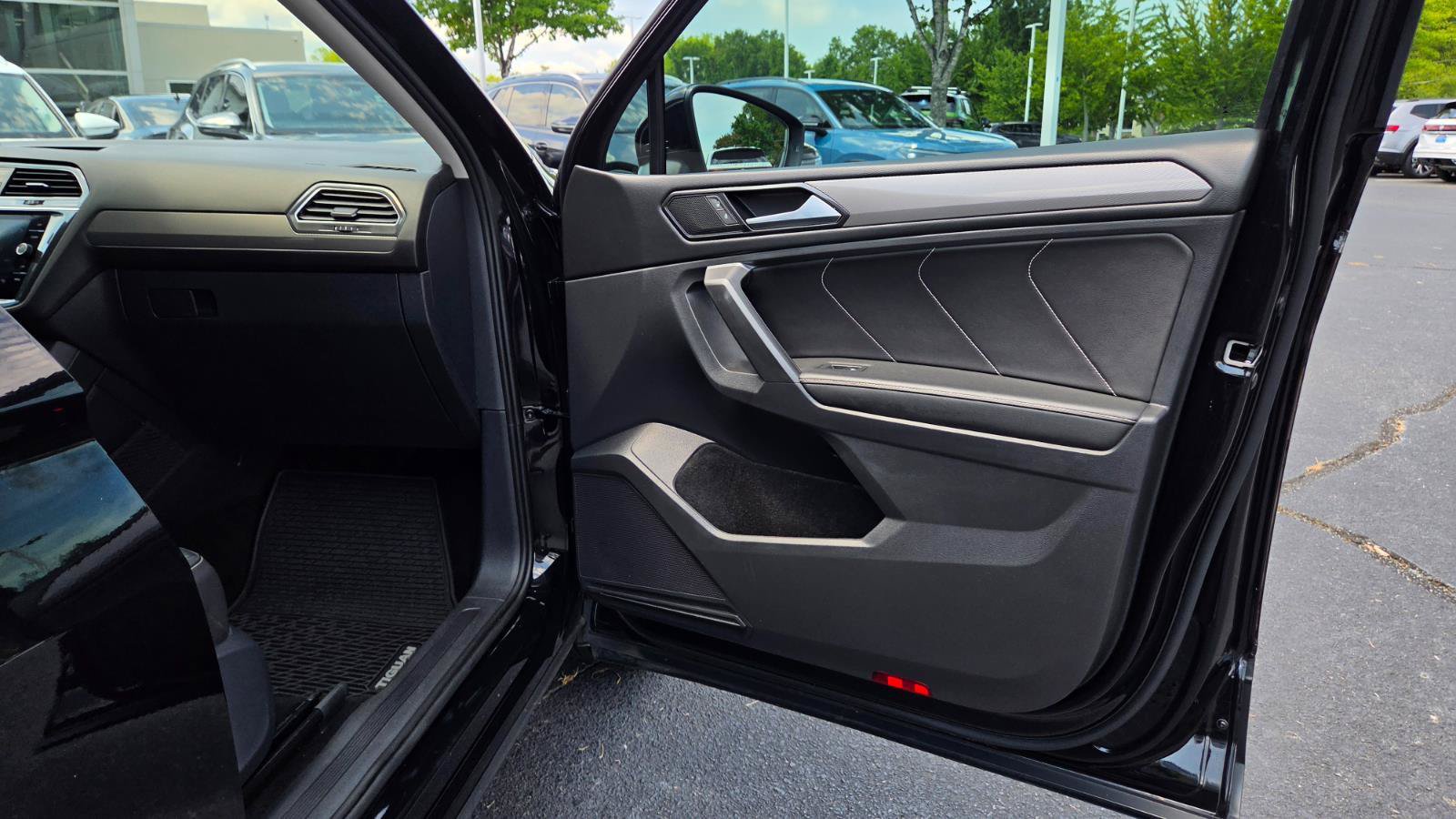 Certified 2023 Volkswagen Tiguan SE w/ Panoramic Sunroof Package FWD image 50