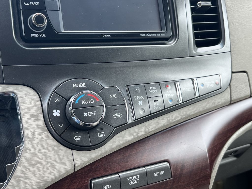 Used 2013 Toyota Sienna XLE w/ Entertainment Pkg FWD image 17