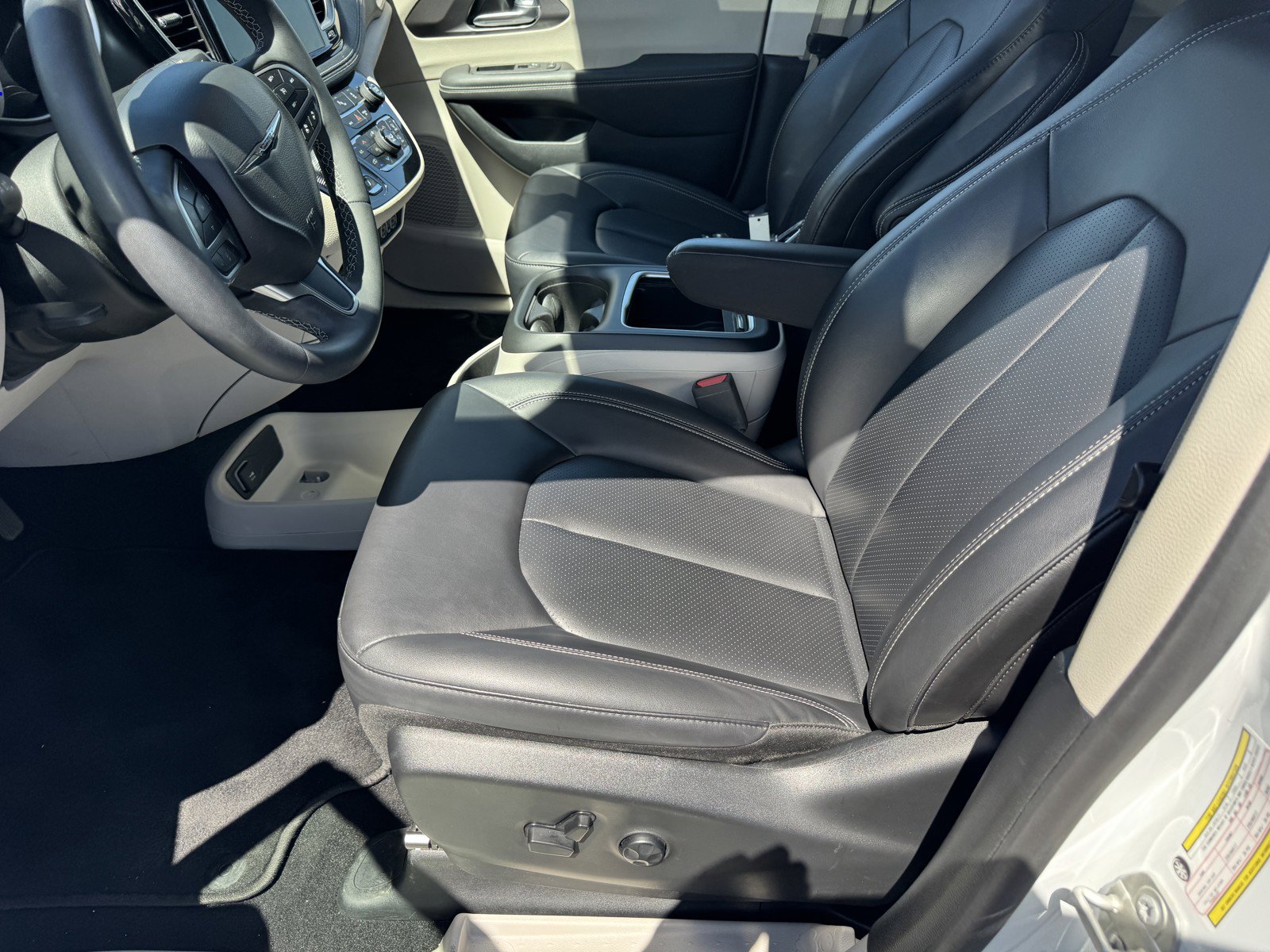 Used 2024 Chrysler Pacifica Limited FWD image 18