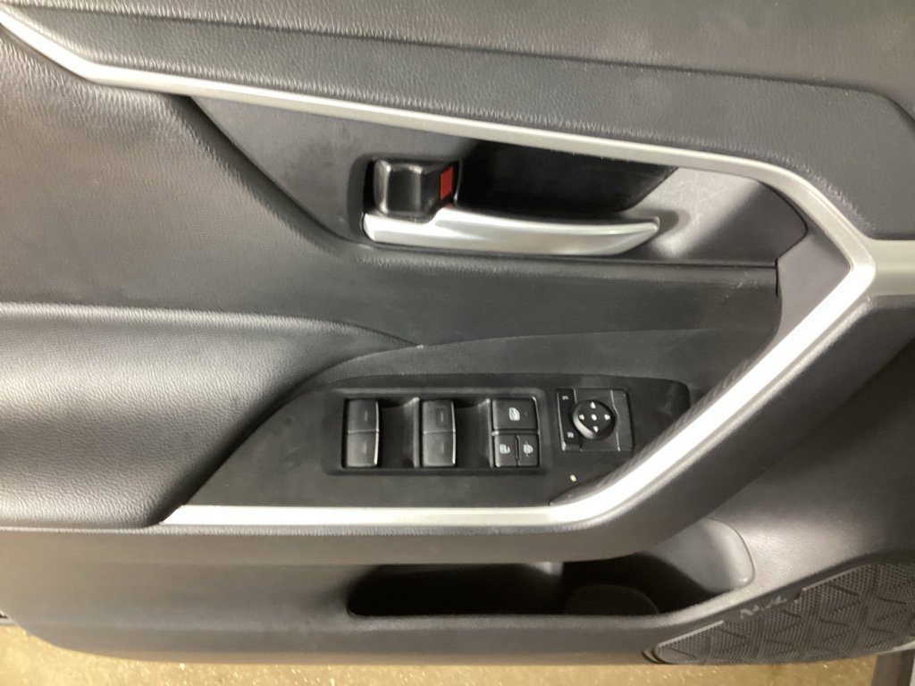 Used 2025 Toyota RAV4 XLE AWD/4WD image 11