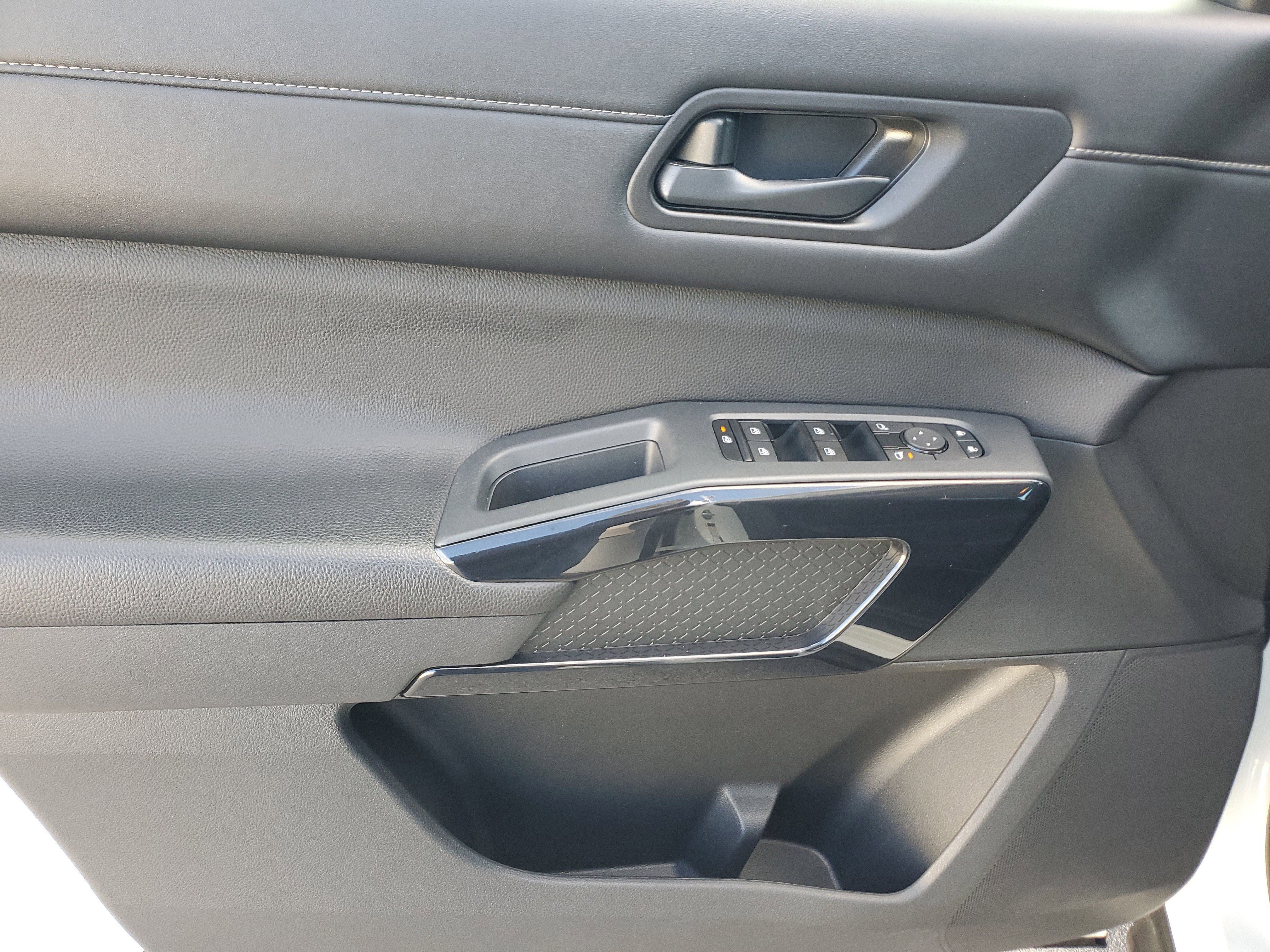 Used 2024 Nissan Pathfinder S image 25