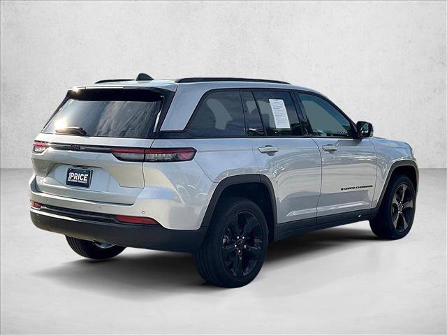 Used 2025 Jeep Grand Cherokee Altitude RWD image 16