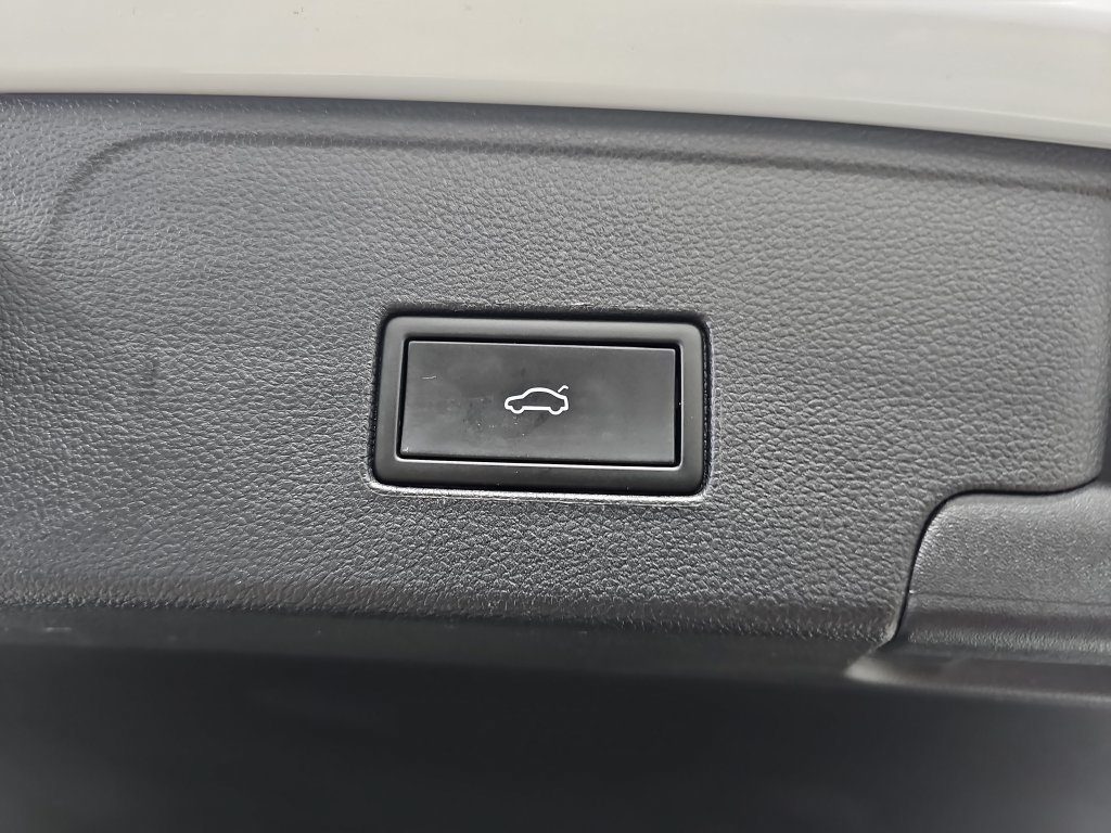 Used 2022 Volkswagen Atlas Cross Sport SEL R-Line AWD/4WD image 16