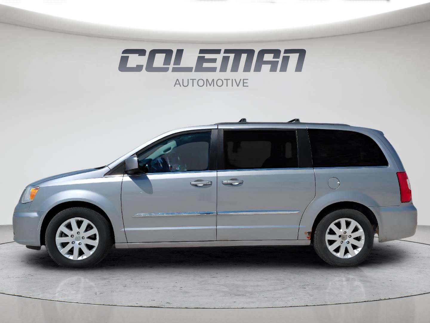 Used 2015 Chrysler Town & Country Touring FWD image 2