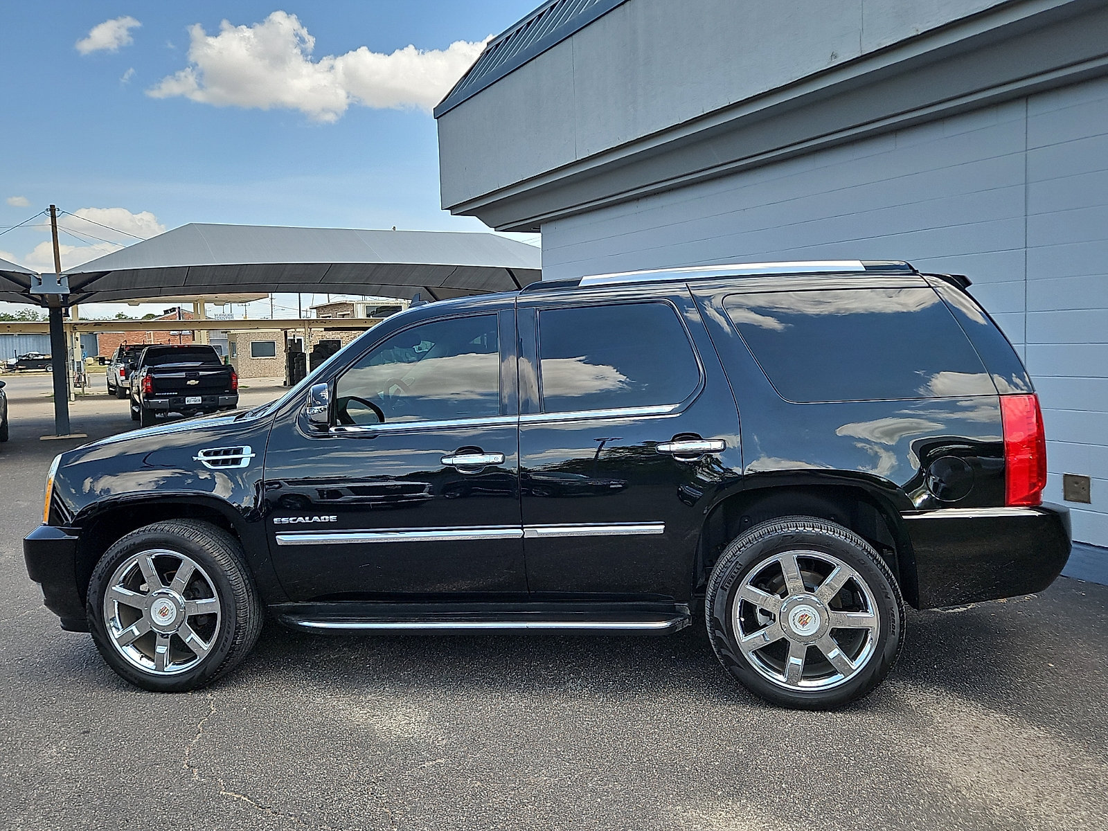 Used 2014 Cadillac Escalade Luxury RWD image 2