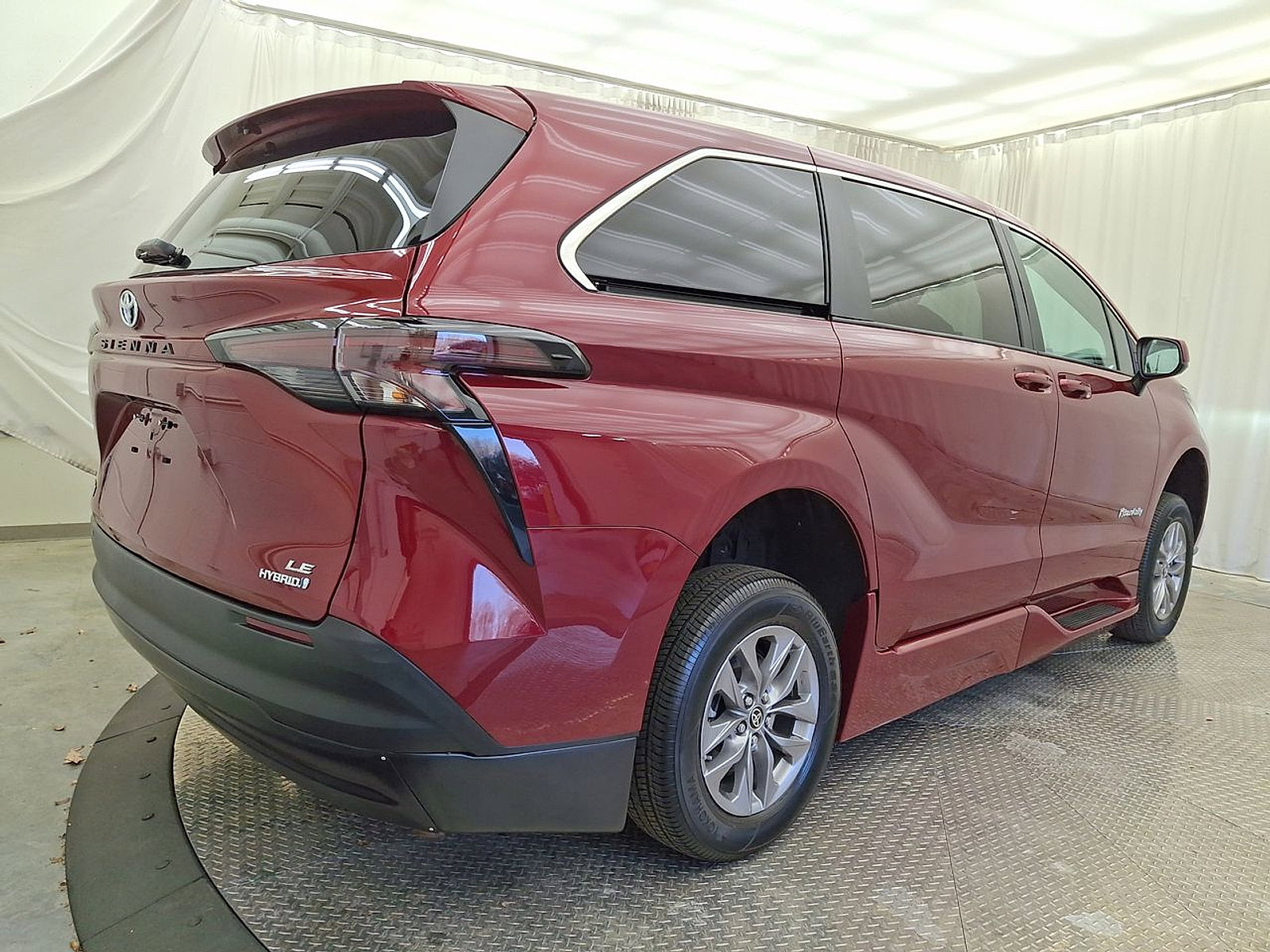Used 2024 Toyota Sienna LE FWD image 24