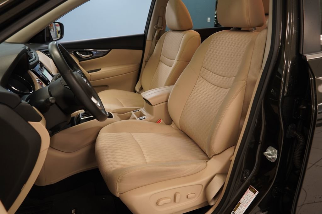 Used 2017 Nissan Rogue SV image 3