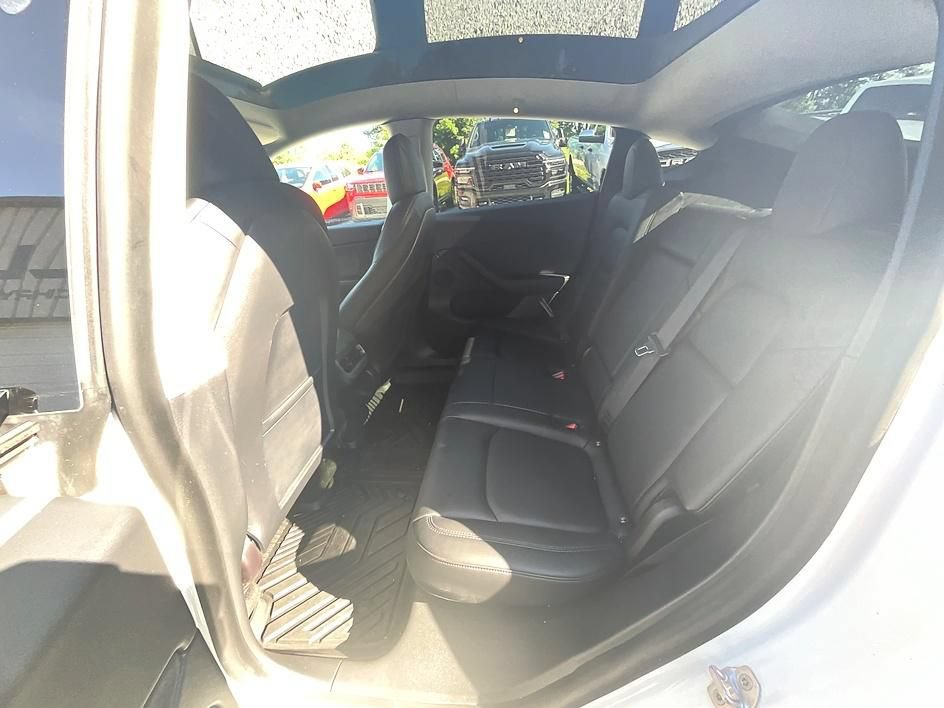 Used 2021 Tesla Model Y Long Range AWD/4WD image 25