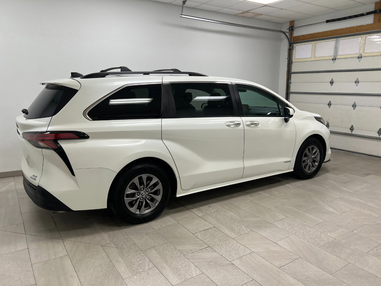 Used 2021 Toyota Sienna XLE w/ XLE Plus Package image 17