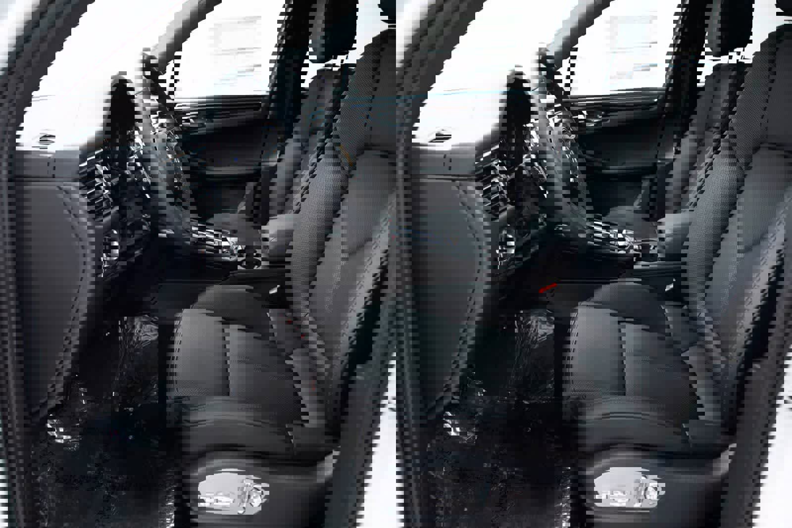 Certified 2025 Porsche Macan AWD/4WD image 17