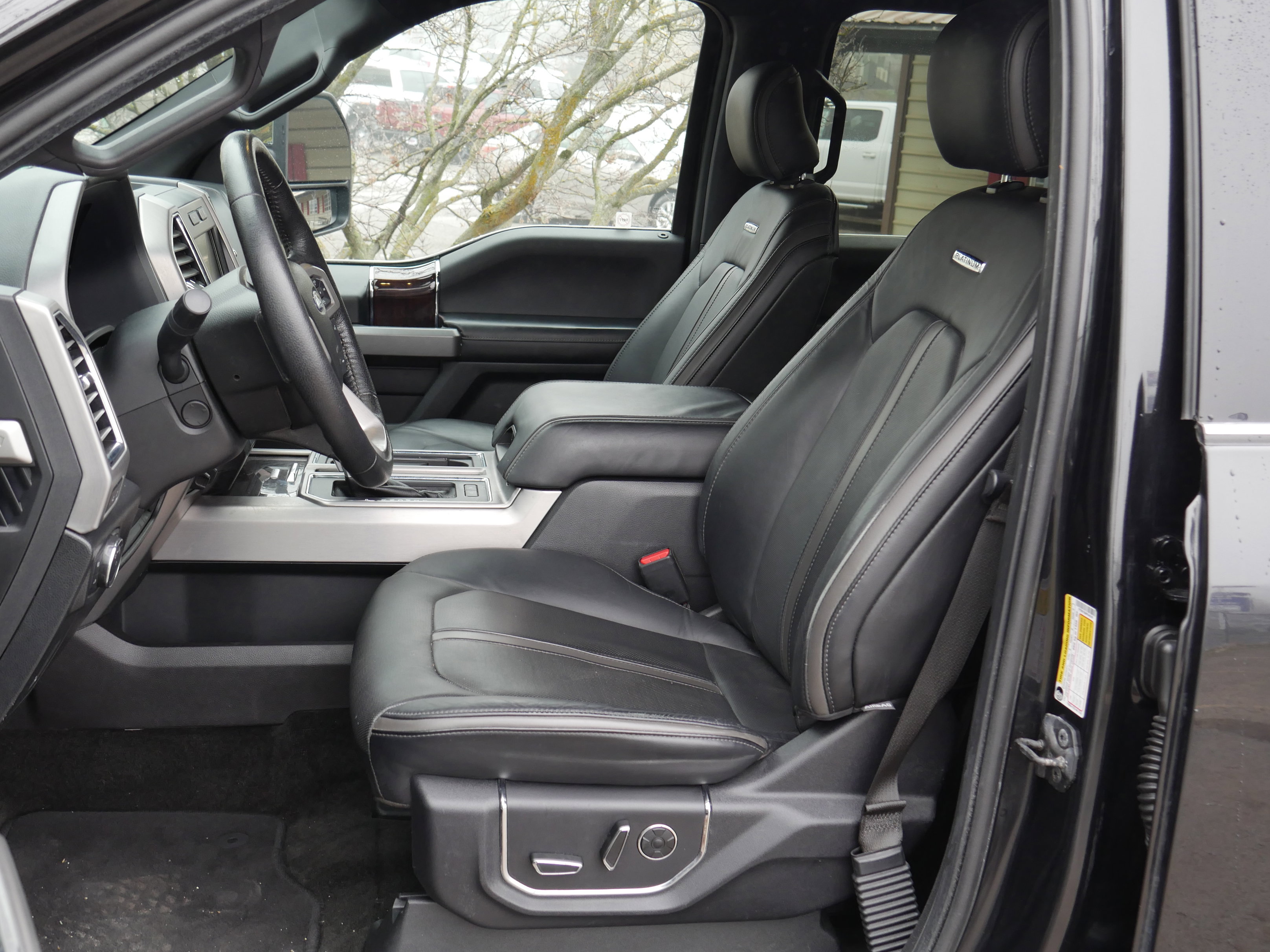 Used 2015 Ford F150 Platinum w/ Equipment Group 701A Luxury image 3