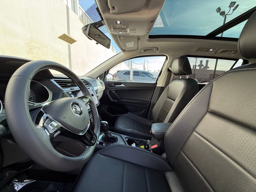 Used 2021 Volkswagen Tiguan SE w/ Panoramic Sunroof Package image 9