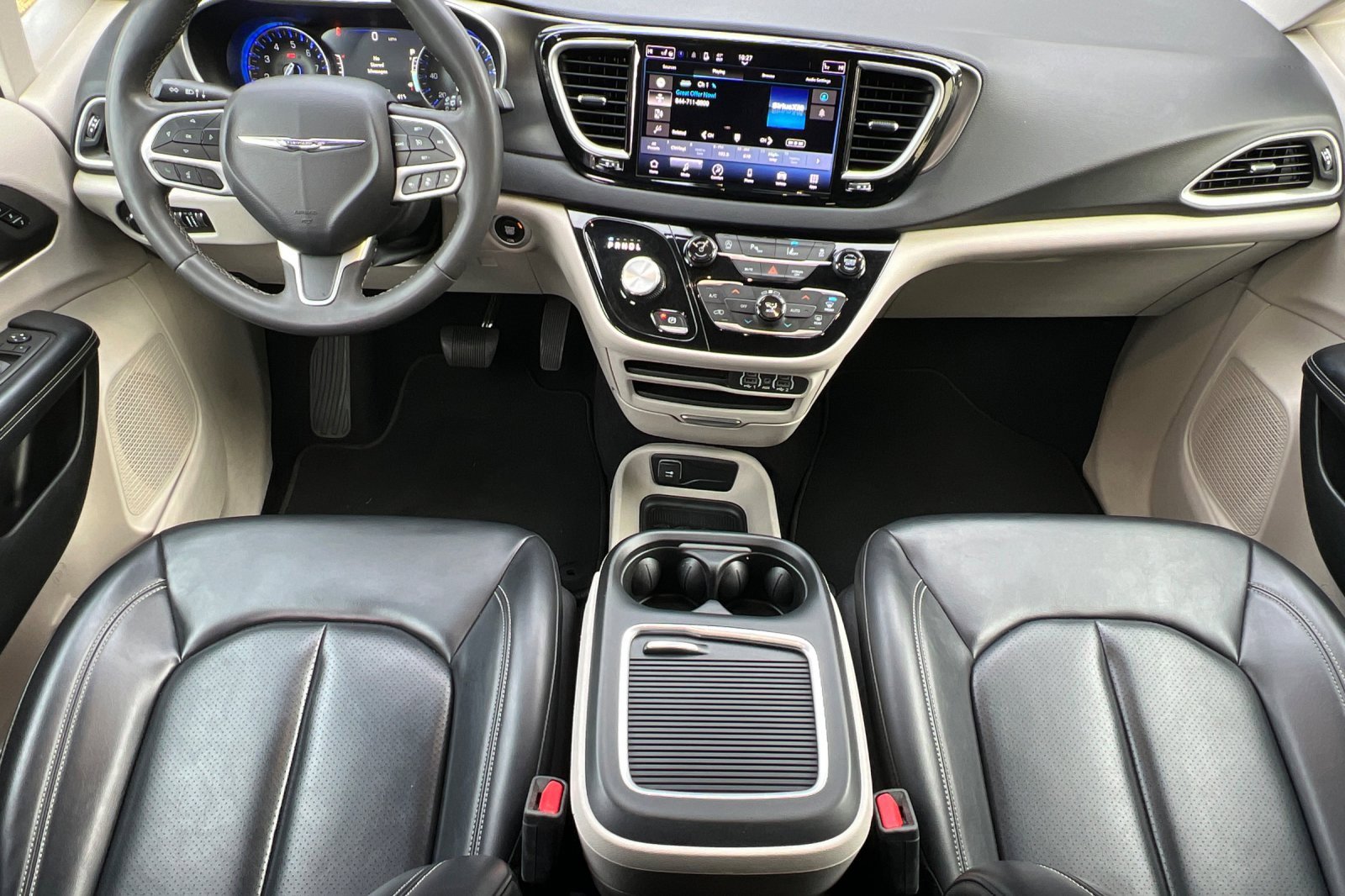 Used 2023 Chrysler Pacifica Touring-L image 17