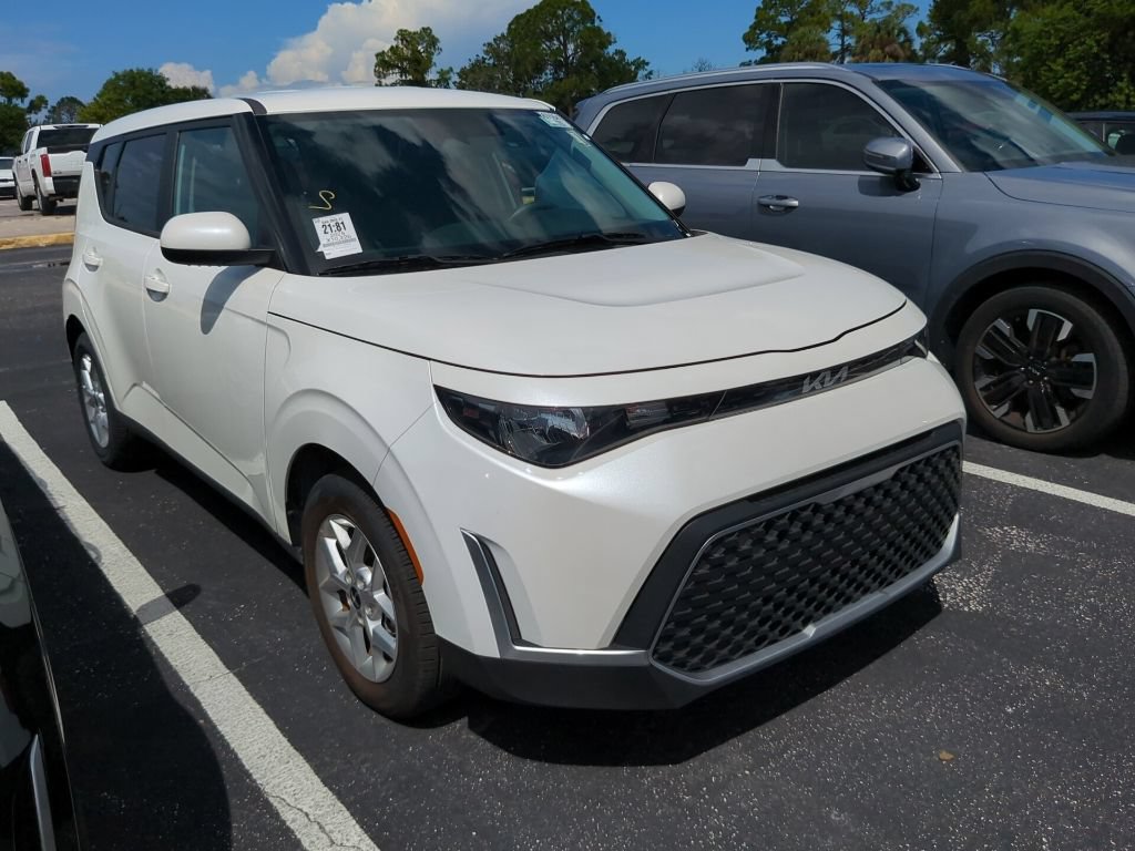 Certified 2025 Kia Soul LX w/ LX Technology Package FWD image 2