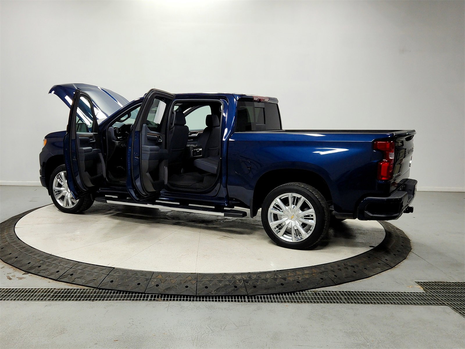 Used 2023 Chevrolet Silverado 1500 High Country w/ Technology Package image 13