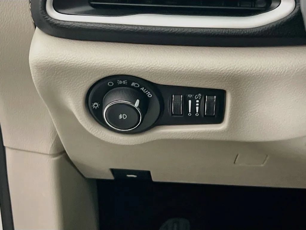 Used 2024 Chrysler Pacifica Touring-L FWD image 11