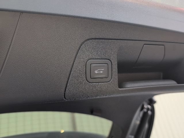 Used 2025 Buick Envision Avenir AWD/4WD image 16