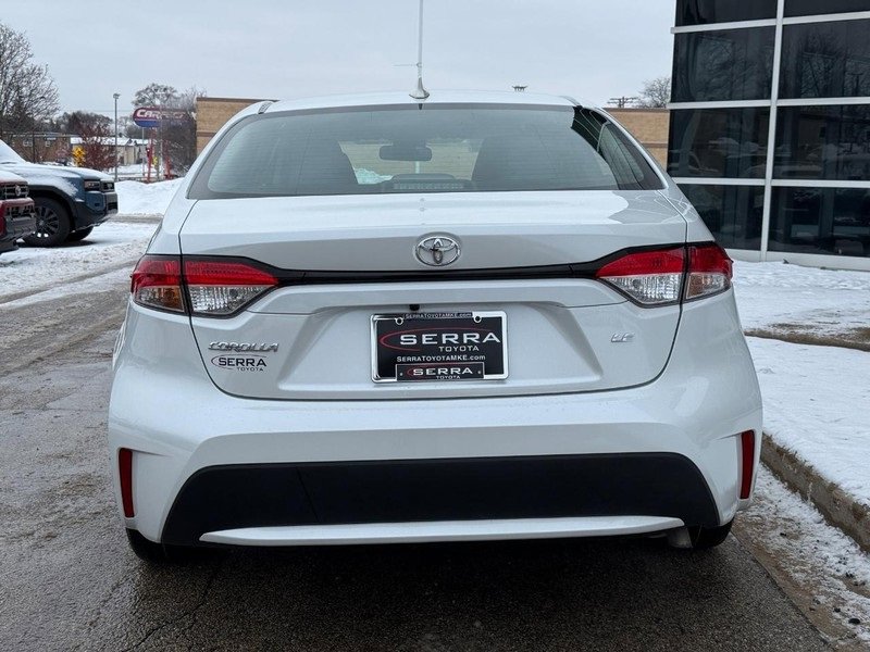 Used 2022 Toyota Corolla LE image 4