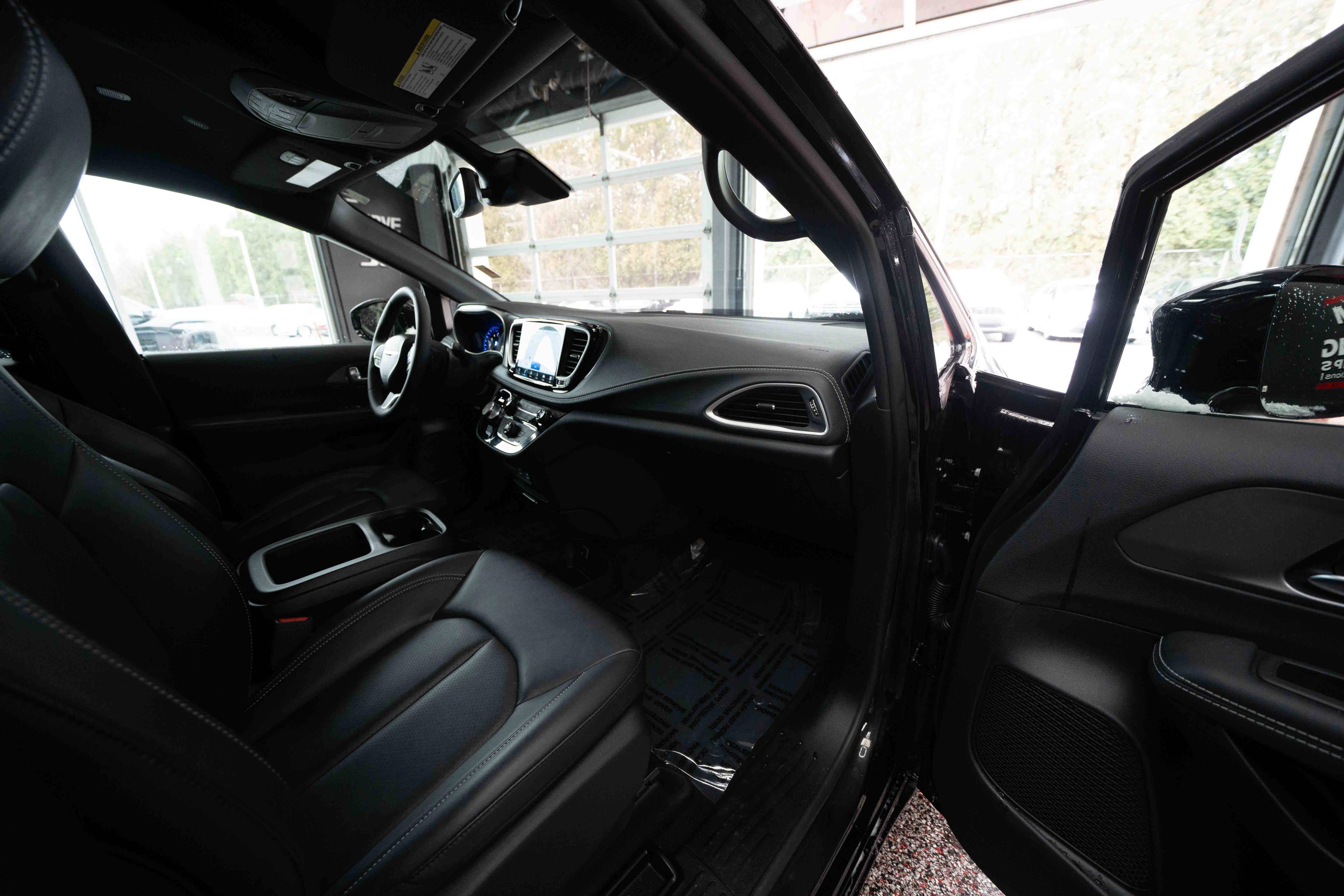 Used 2025 Chrysler Pacifica Select image 26