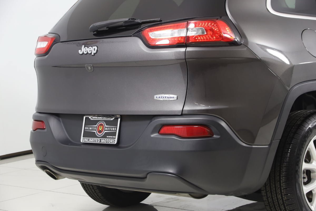Used 2018 Jeep Cherokee Latitude Plus w/ Cold Weather Group FWD image 40