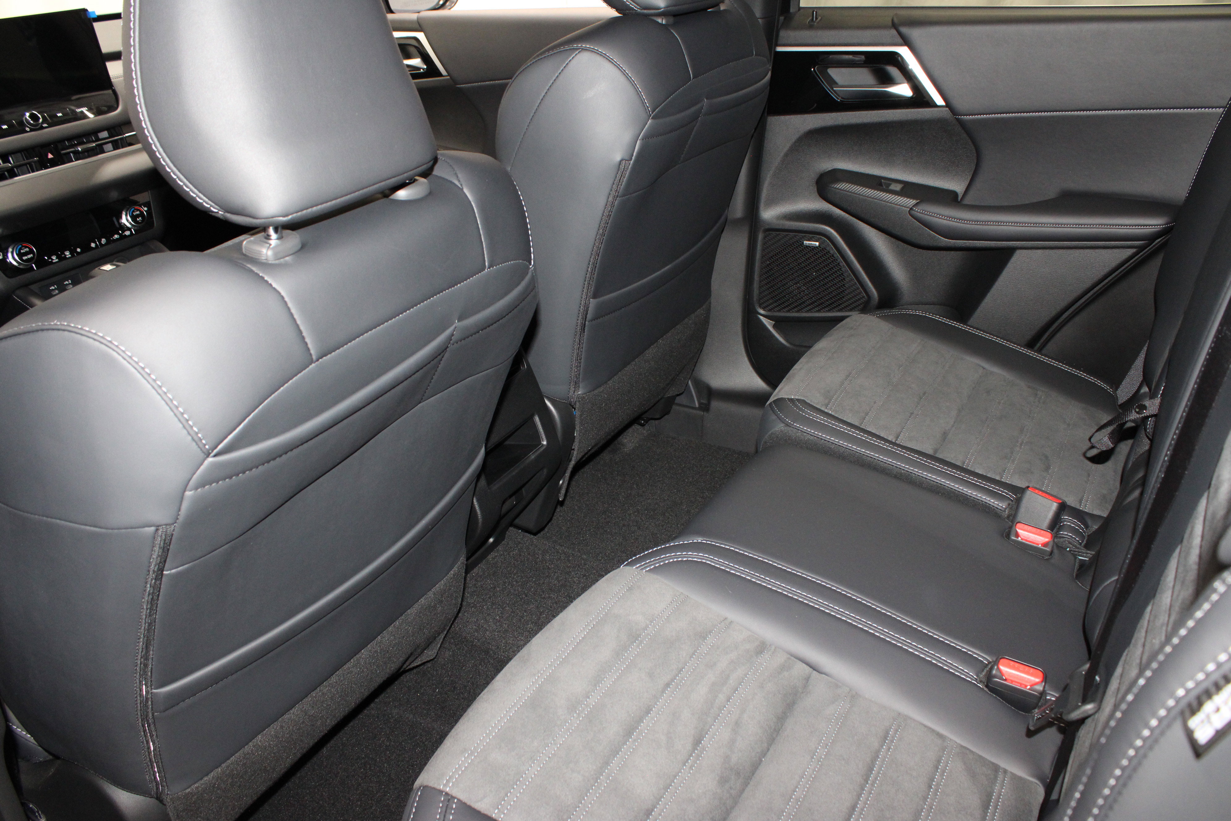 New 2025 Mitsubishi Outlander SE image 13