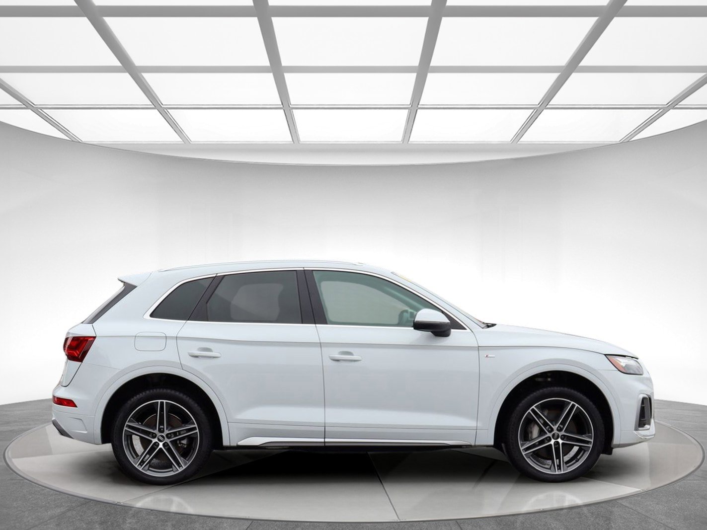 Used 2022 Audi Q5 e Premium w/ Convenience Package image 4