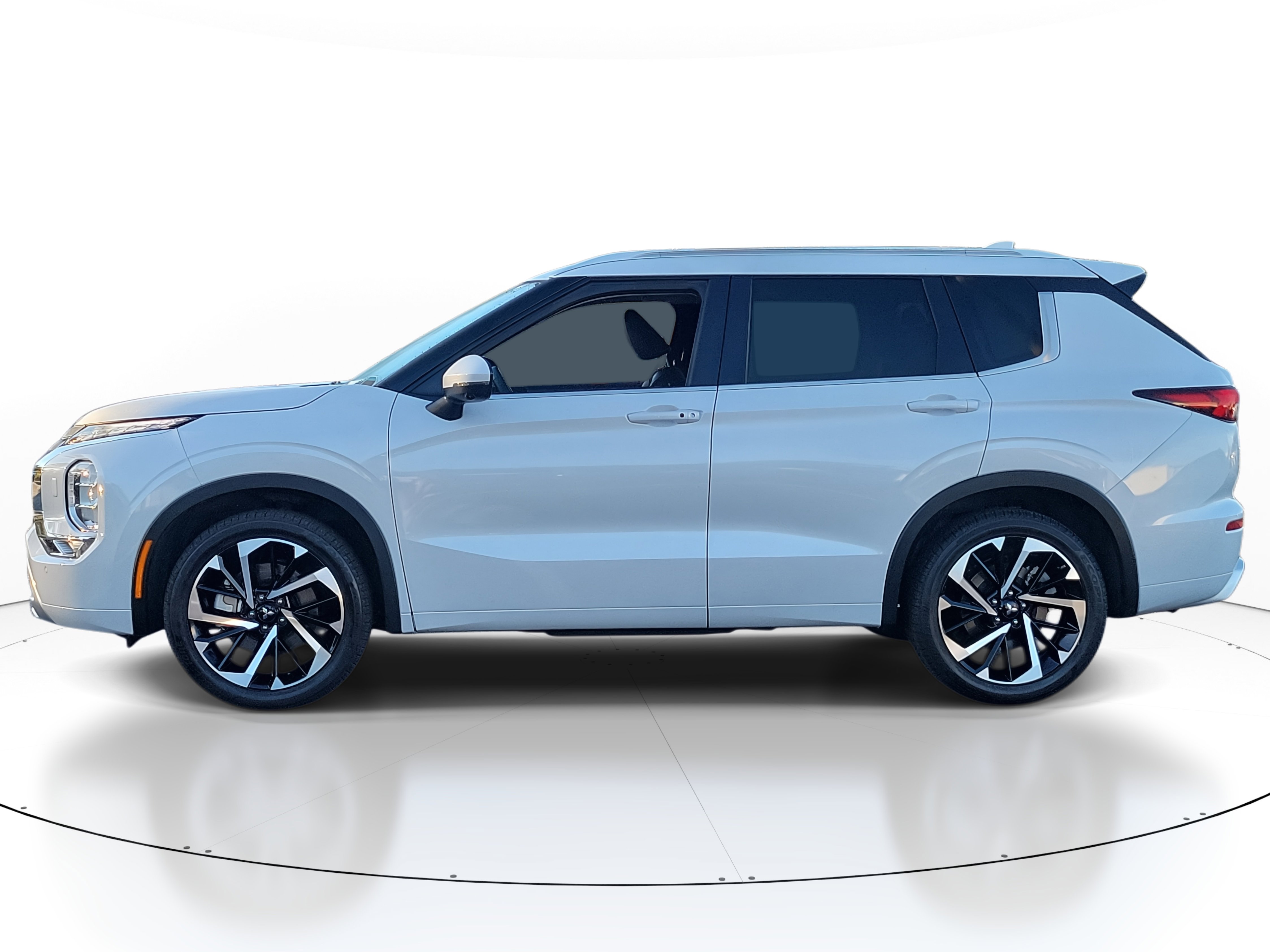 Used 2024 Mitsubishi Outlander SEL image 3