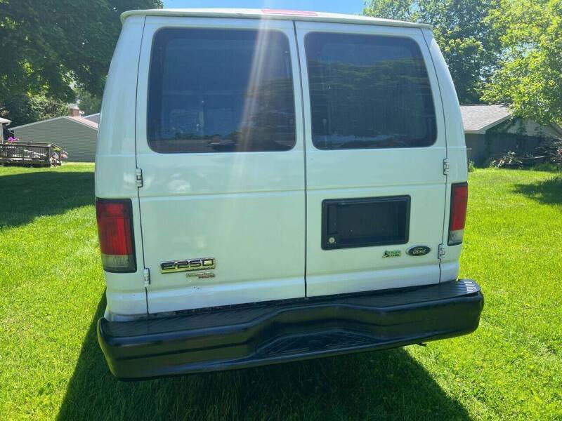 Used 2014 Ford E-250 and Econoline 250 Extended w/ Commercial Cargo Van Package RWD image 4