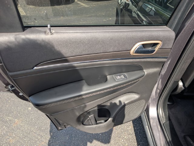 Used 2017 Jeep Grand Cherokee Limited AWD/4WD image 10