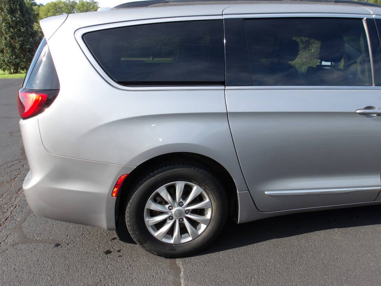 Used 2017 Chrysler Pacifica Touring-L FWD image 33