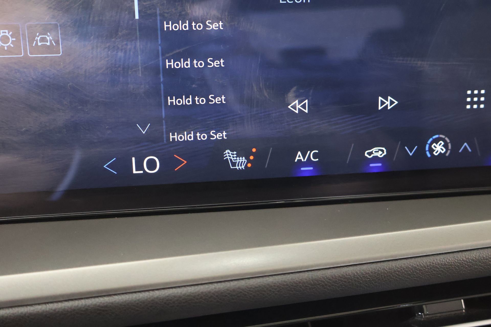 Used 2025 Chevrolet Traverse LT w/ Sun and Wheel Package image 7