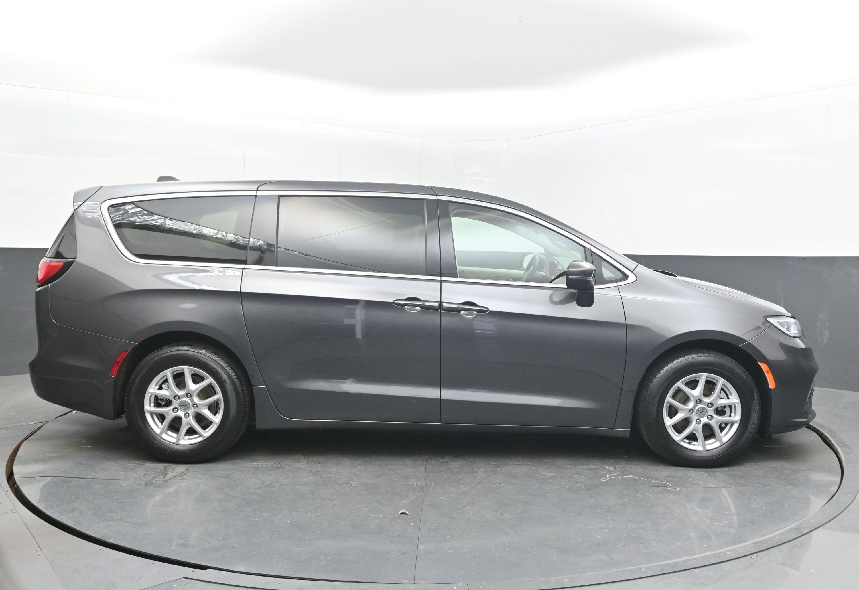 Used 2023 Chrysler Pacifica Touring-L image 8