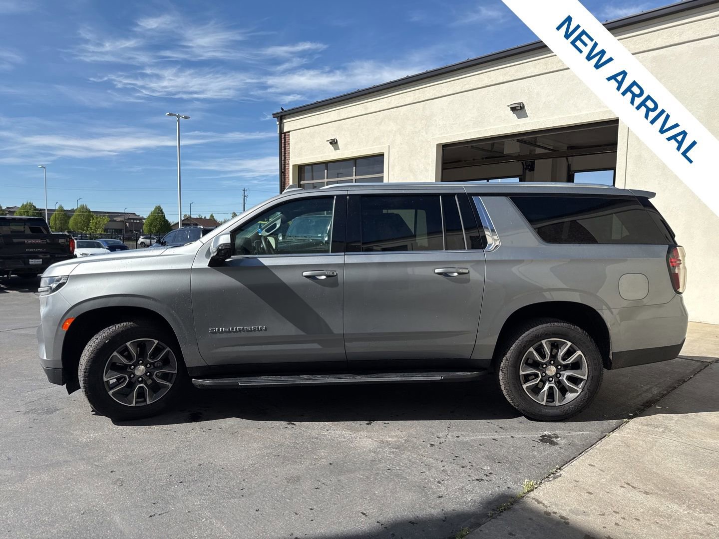 Used 2023 Chevrolet Suburban LT w/ Luxury Package AWD/4WD image 4