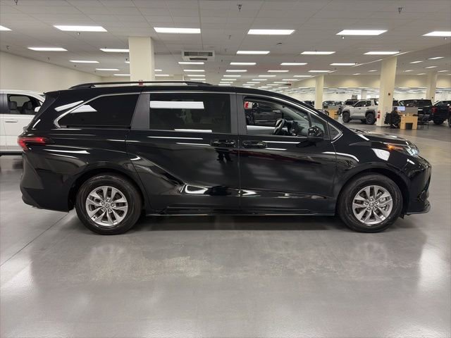 Certified 2025 Toyota Sienna LE image 8