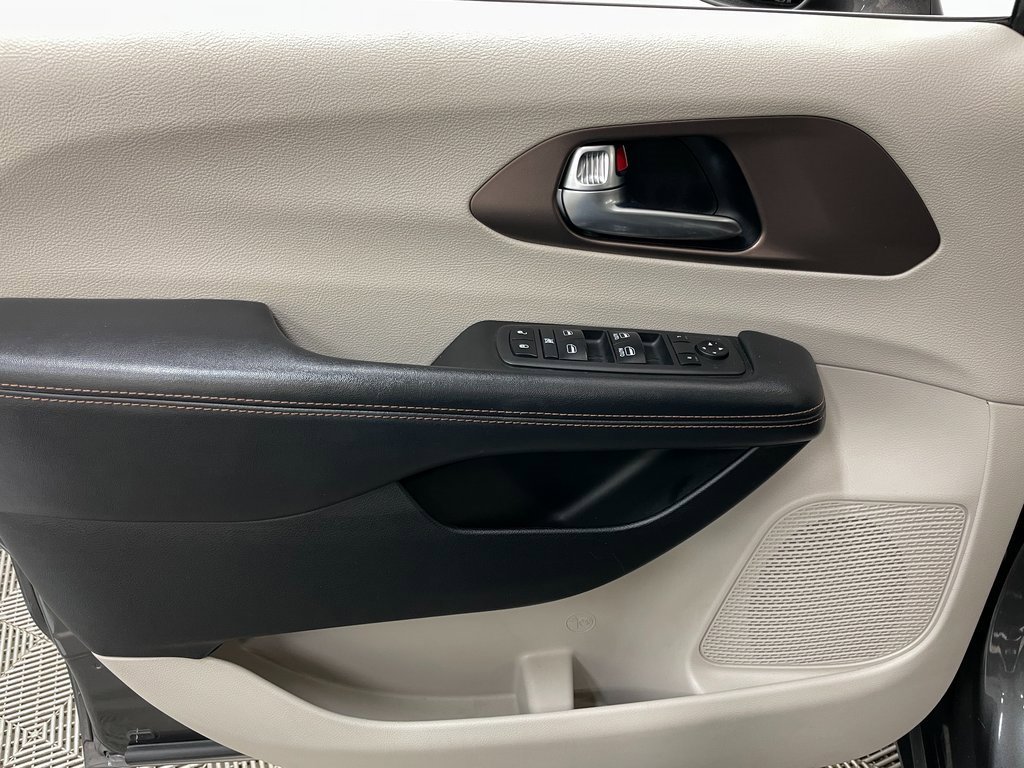 Used 2019 Chrysler Pacifica Touring Plus w/ Advanced Safetytec Group image 26