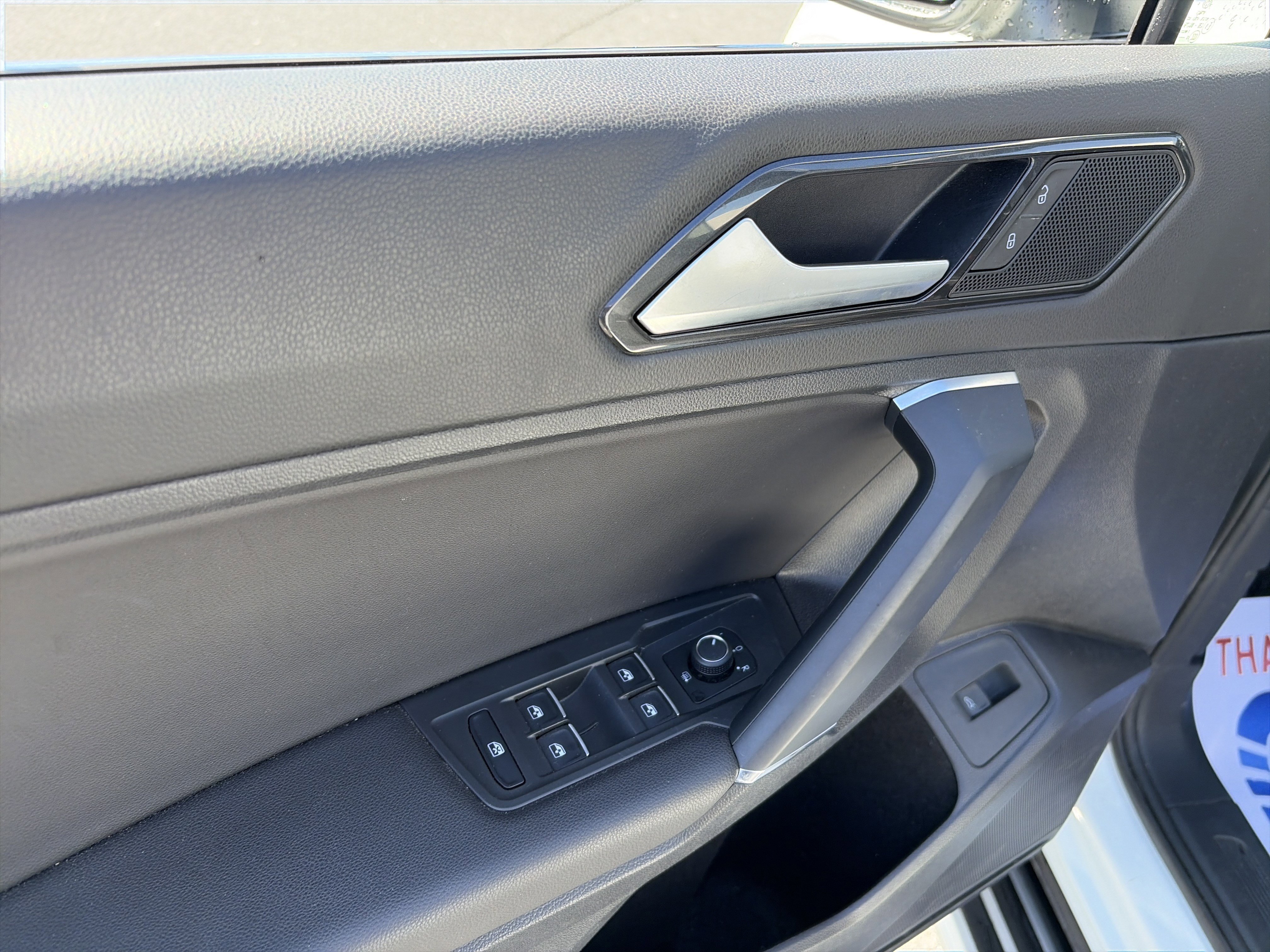 Used 2018 Volkswagen Tiguan SEL w/ 3rd Row Seat Package image 16