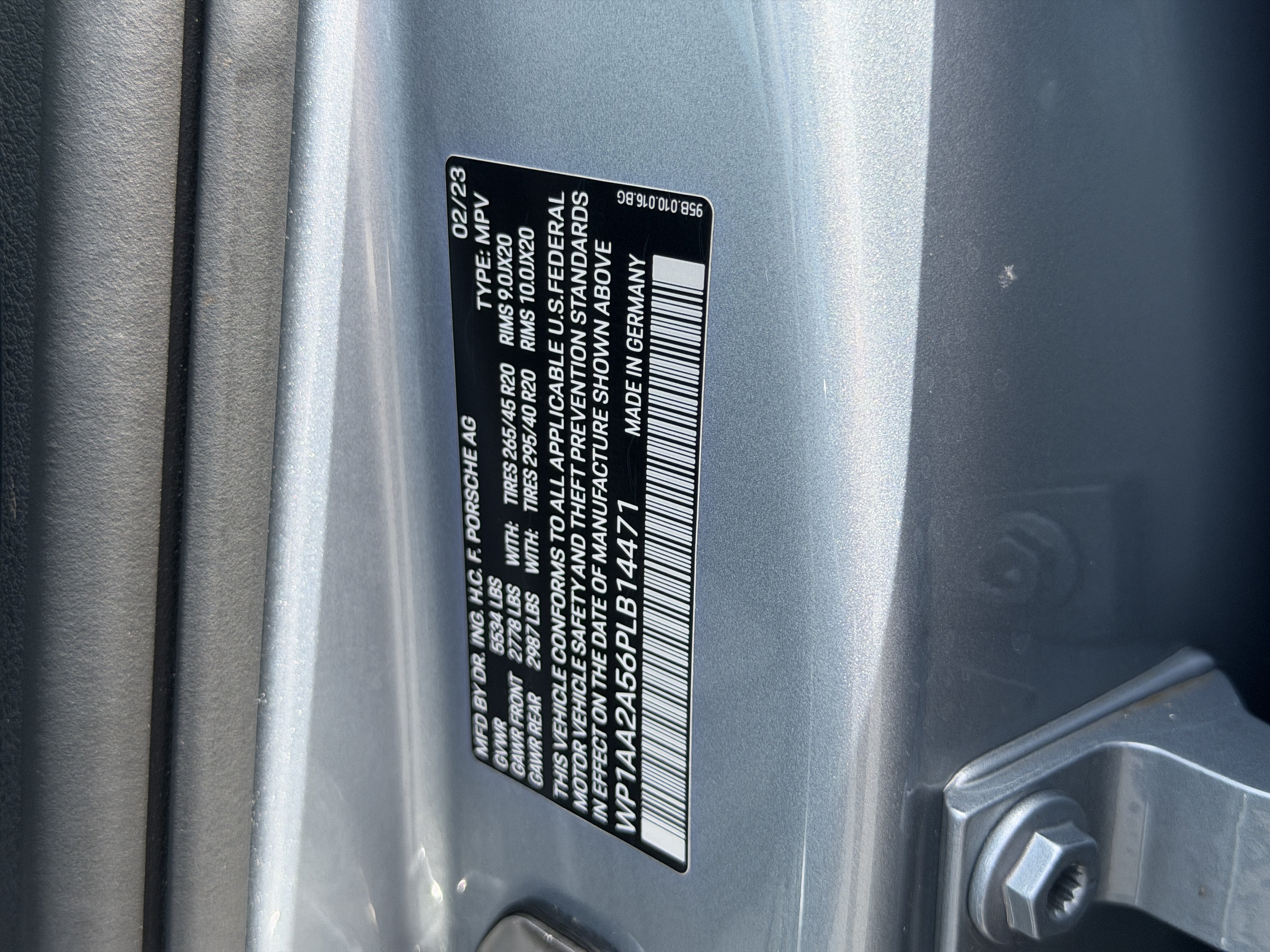 Certified 2023 Porsche Macan AWD/4WD image 33