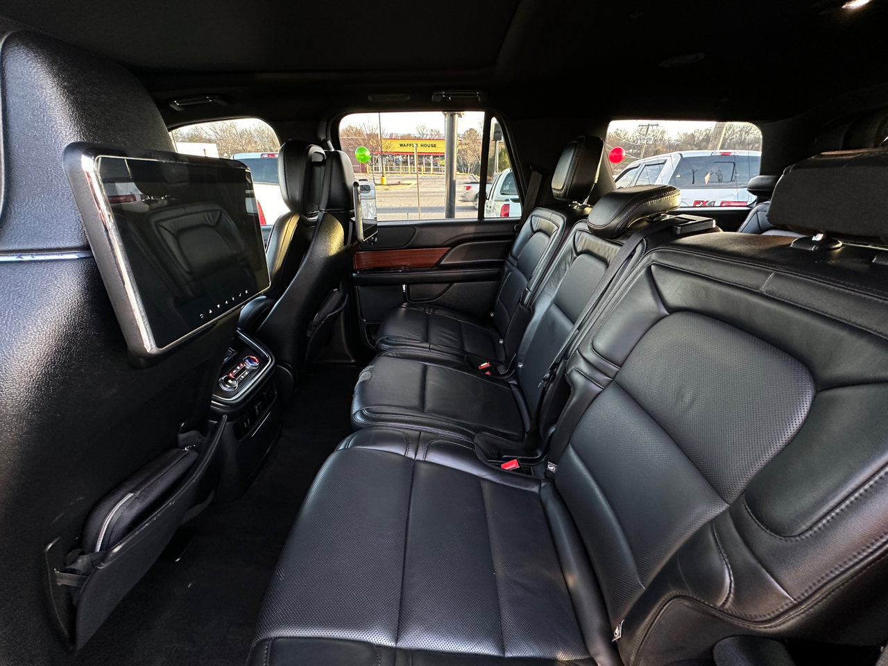 Used 2018 Lincoln Navigator Reserve w/ Technology Package image 9