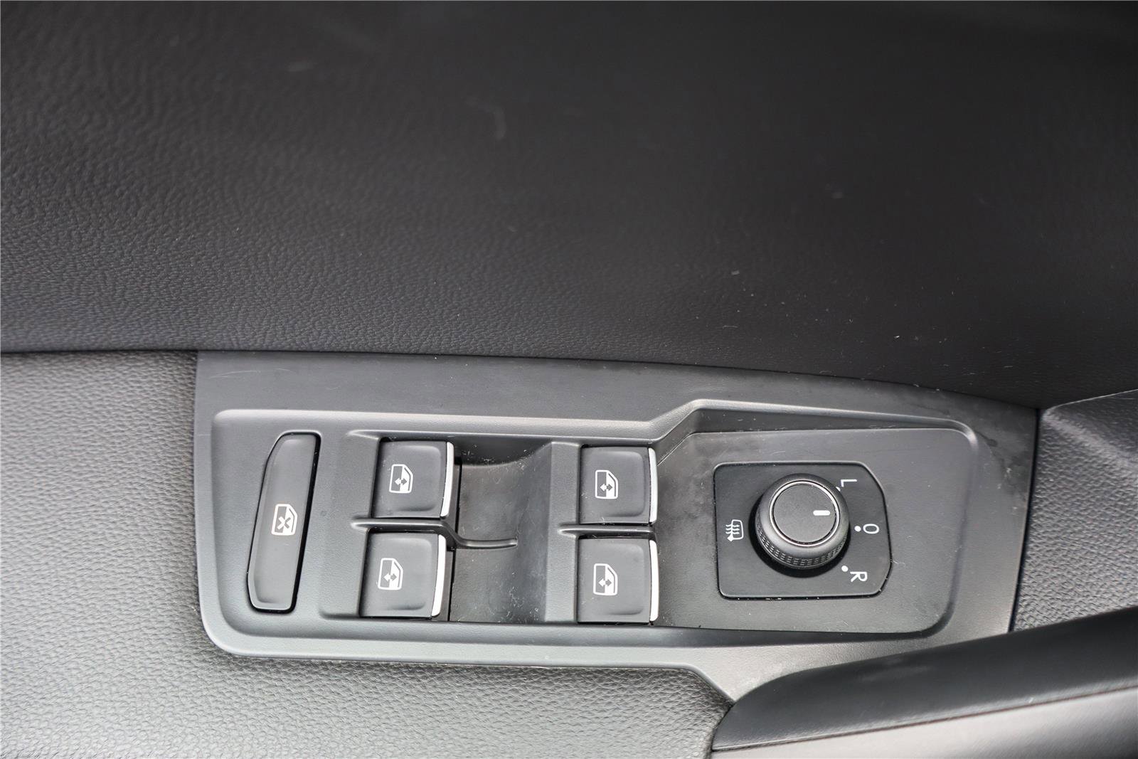 Certified 2021 Volkswagen Tiguan SE w/ Panoramic Sunroof Package image 14