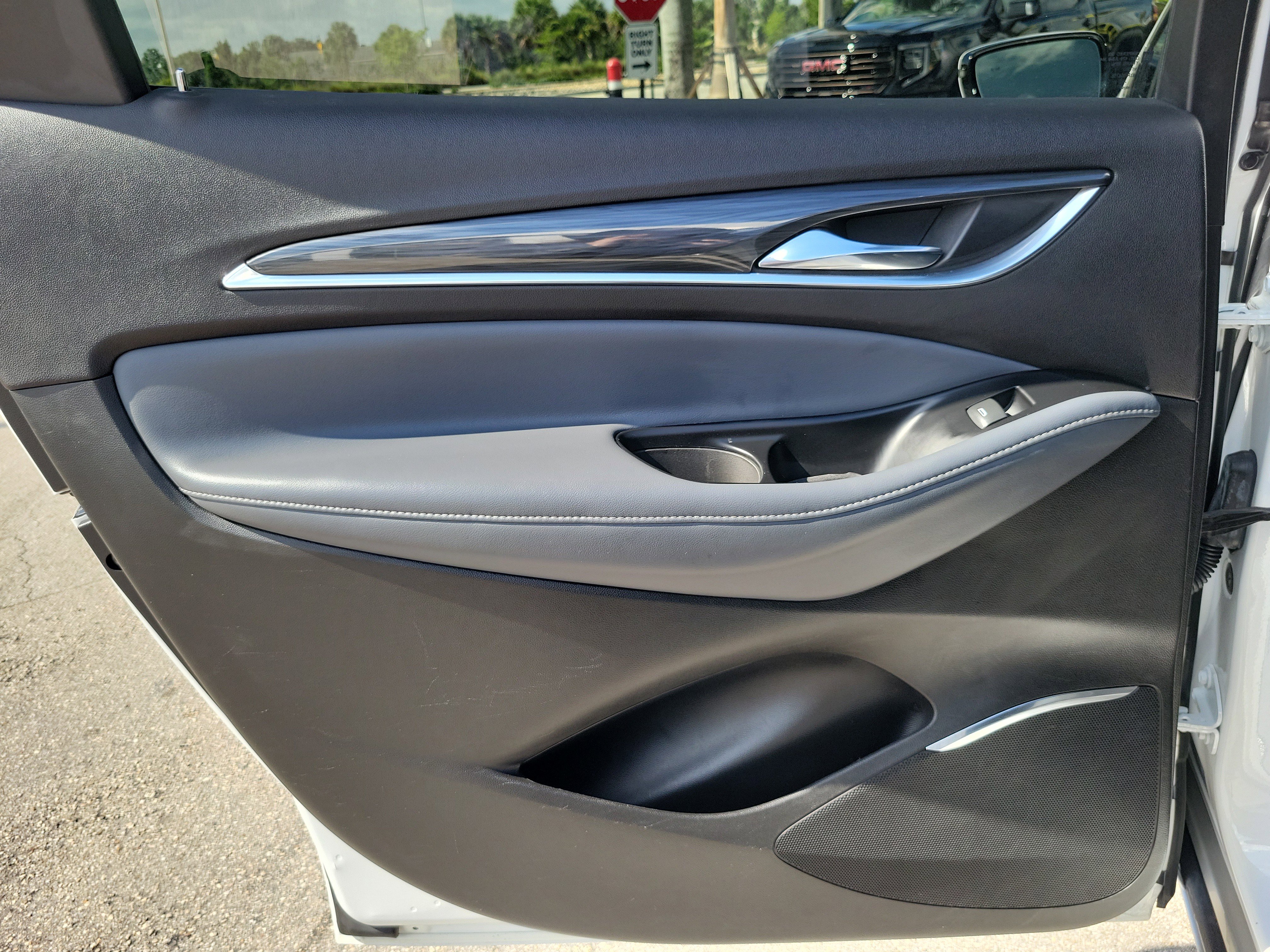 Used 2023 Buick Enclave Essence image 26