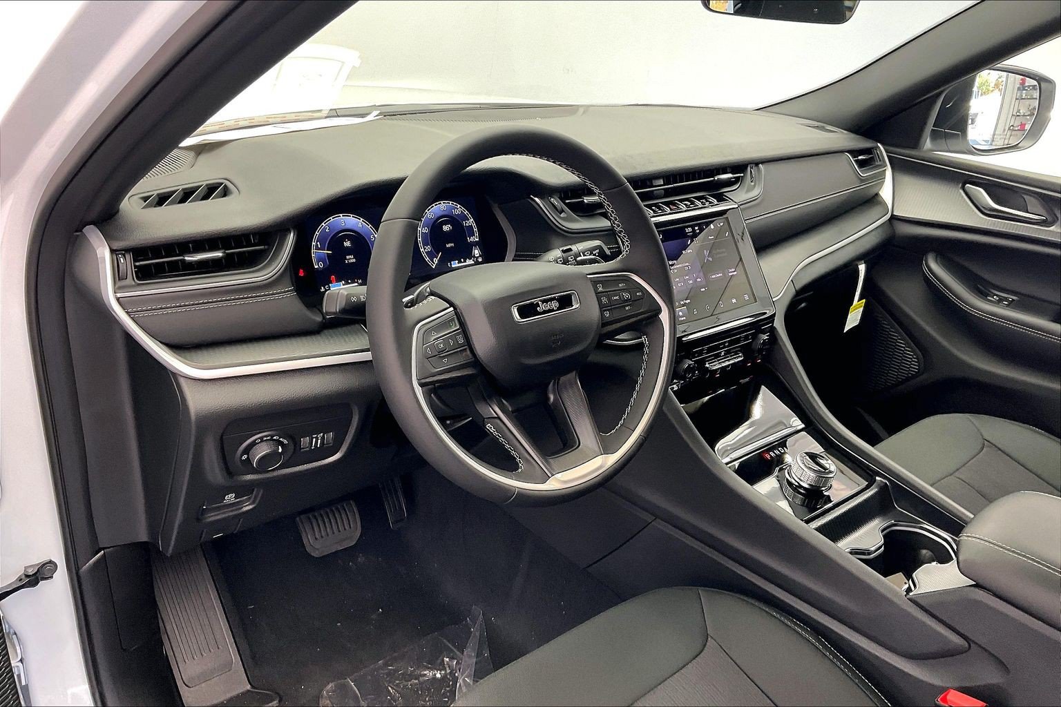 New 2026 Jeep Grand Cherokee L 4WD image 4