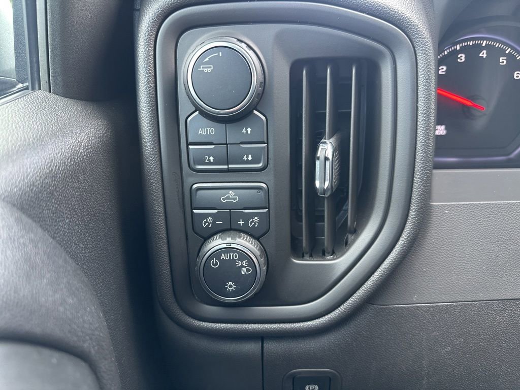 Used 2025 Chevrolet Silverado 1500 Custom Trail Boss w/ LPO, Dark Essentials Package AWD/4WD image 14