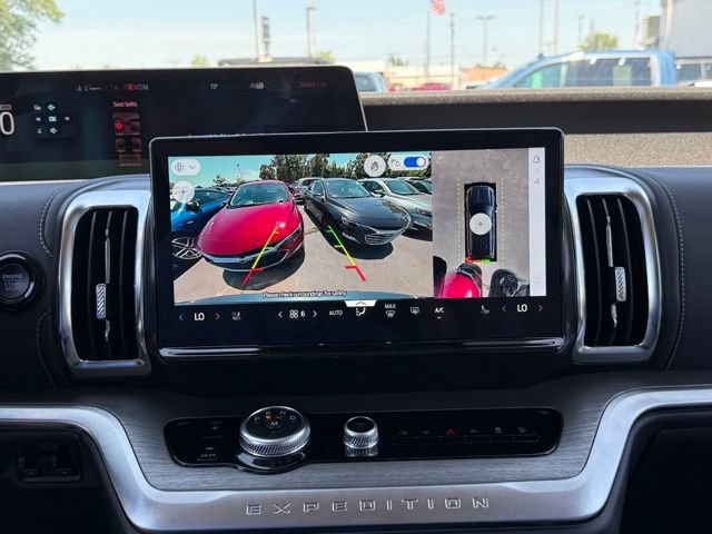 Used 2025 Ford Expedition Platinum w/ Driver's Package AWD/4WD image 4