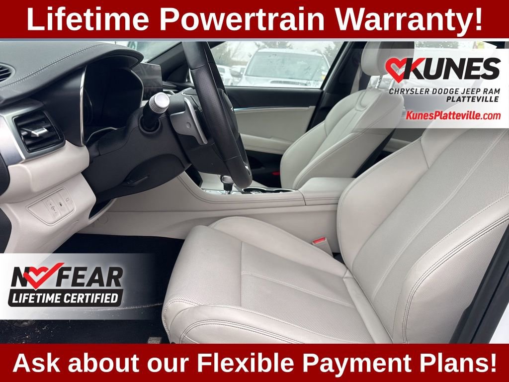 Used 2025 Genesis G70 2.5T image 13