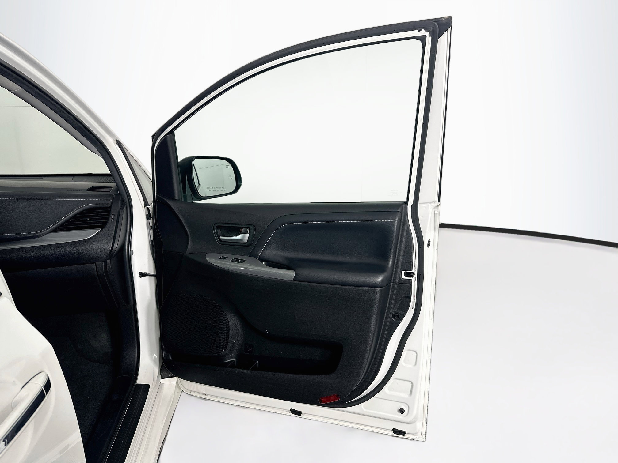 Used 2015 Toyota Sienna SE w/ SE Preferred Package FWD image 34
