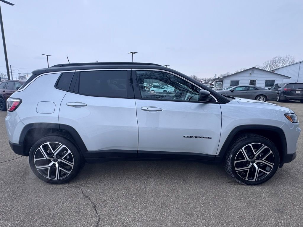 Used 2025 Jeep Compass Limited image 4