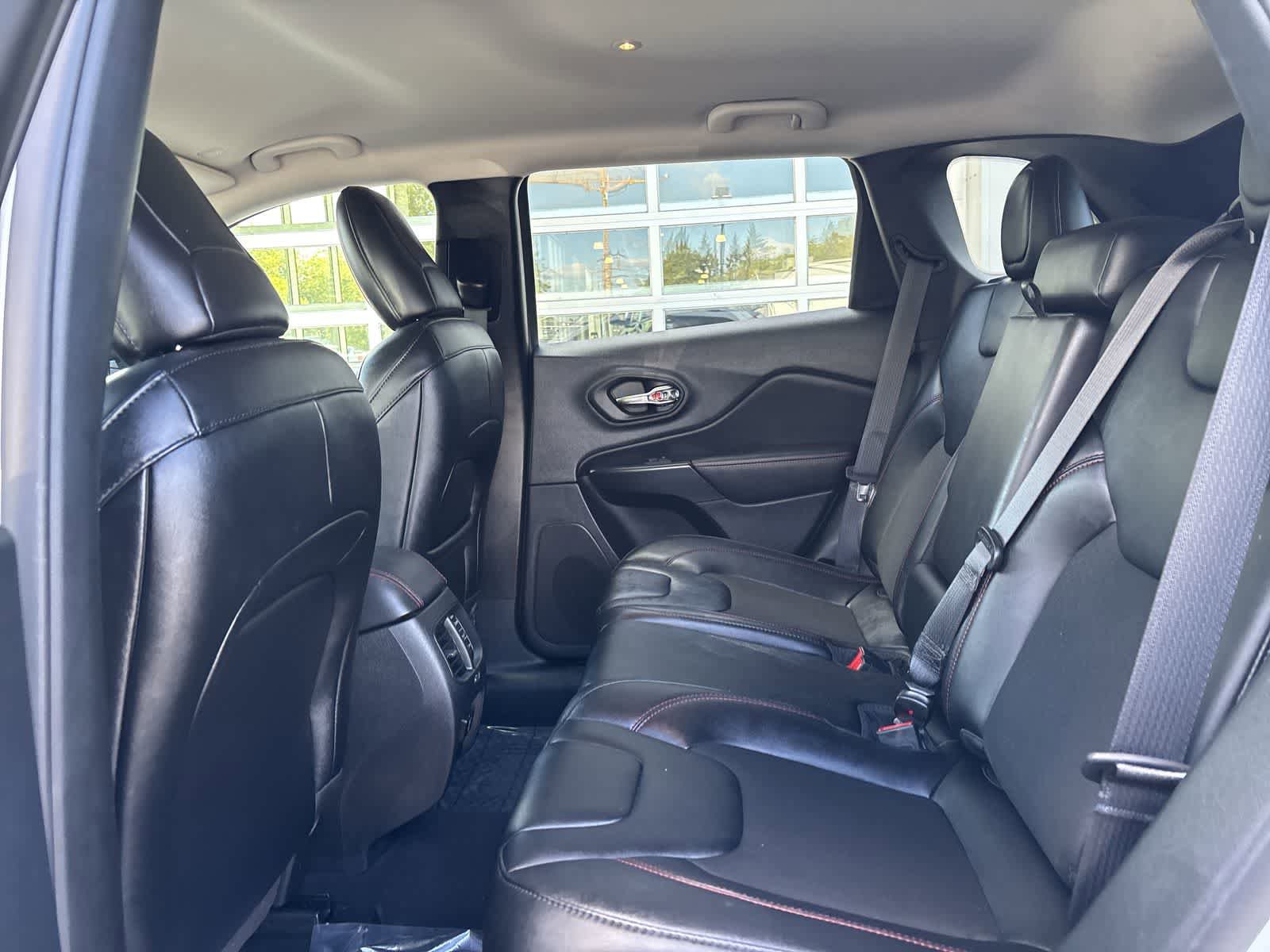 Used 2022 Jeep Cherokee Trailhawk w/ Comfort/Convenience Group AWD/4WD image 8